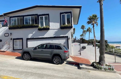 El Porto Apartment | Manhattan Beach Beachfront Charming On The Strand