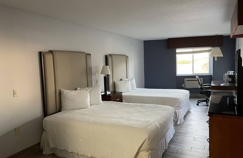 Manistee Hotel | Manistee Inn & Marina