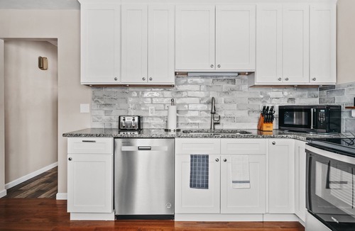 Manlius House | Manlius Getaway: Yard, Sleeps 8