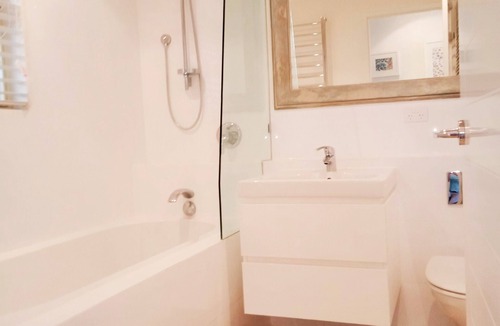 Manly Apartment | Manly Beachside Oasis with Modern Comforts & 150m walk to the beach!