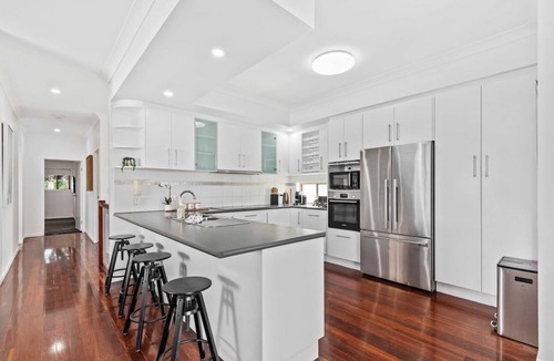 Manly House | Manly Oasis 5BR - 3 King Beds, Pool, BBQ