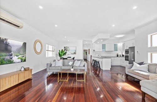 Manly House | Manly Oasis 5BR - 3 King Beds, Pool, BBQ