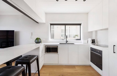 Queenscliff Apartment | Manly Oasis Luxury Oceanfront | Direct access to beach & pool