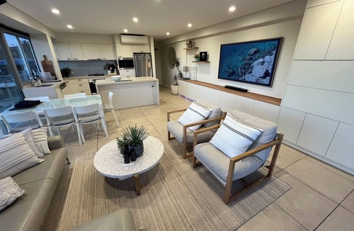 Queenscliff Apartment | Manly Queenscliff- Absolute Beachfront, views & direct beach access