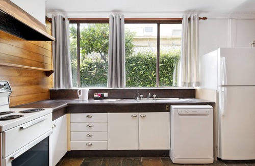 Manly Hotel | Manly Waves Studios & Apartments