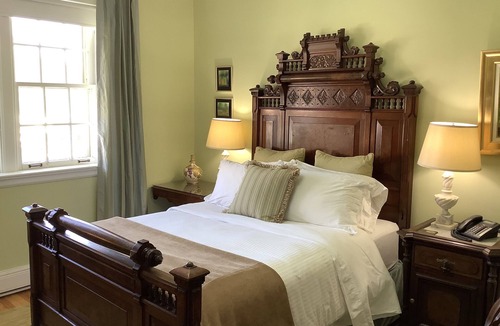Montebello Hotel | Manoir Chamberland (Adults Only, No Pets)