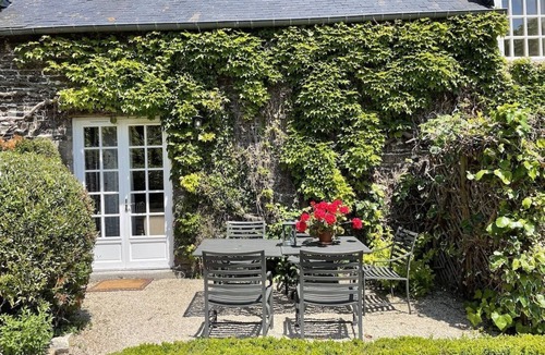 Mont-Dol Apartment | Manoir de la Bégaudière : Gîte Chateaubriand