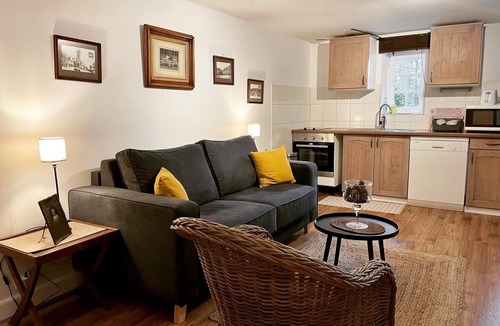 Mont-Dol Apartment | Manoir de la Bégaudière : Gîte De Kerguelen