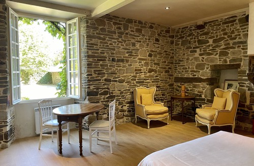 Mont-Dol Apartment | Manoir de la Bégaudière : Gîte Mahé de la Bourdonnais