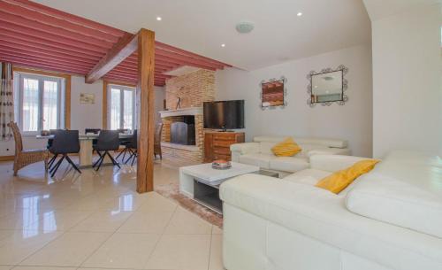 Mesnil-Saint-Pere House | Manon des lacs