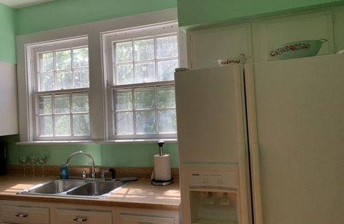 Willoughby Spit Cottage | Manor and Mutts #2 - Beach Front, Pet Friendly, Wi-Fi, Parking, W/D, King Bed