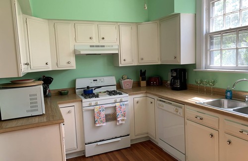 Willoughby Spit Cottage | Manor and Mutts #2 - Beach Front, Pet Friendly, Wi-Fi, Parking, W/D, King Bed