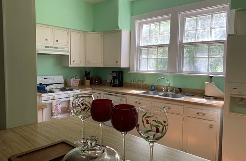 Willoughby Spit Cottage | Manor and Mutts #2 - Beach Front, Pet Friendly, Wi-Fi, Parking, W/D, King Bed