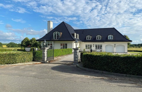 Ringe House | Manor house overlooking fields and garden