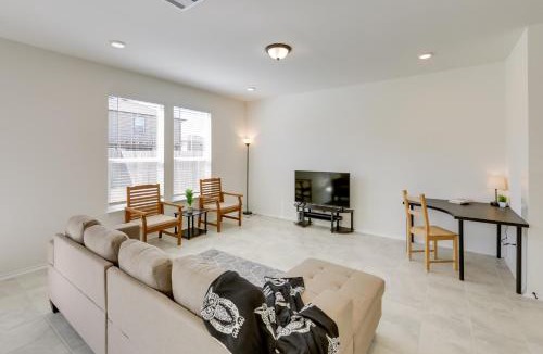 Manor House | Manor Vacation Rental w/Yard: 17 Mi to Austin!