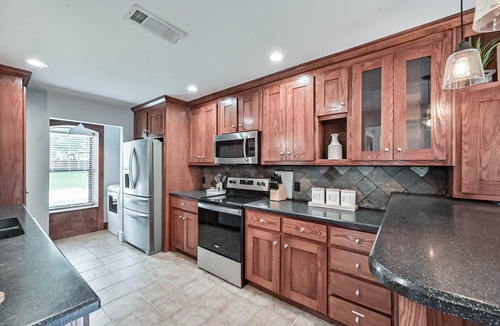 South Arlington House | Mansfield Farmhouse, Hot Tub, Arcade, NearnAT&T Stadium, Sleeps 6 + Pets OK