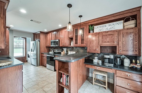 South Arlington House | Mansfield Farmhouse, Hot Tub, Arcade, NearnAT&T Stadium, Sleeps 6 + Pets OK