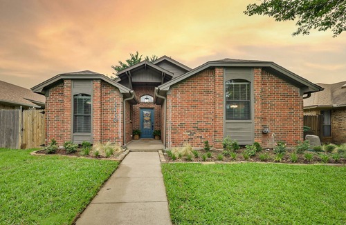 South Arlington House | Mansfield Farmhouse, Hot Tub, Arcade, NearnAT&T Stadium, Sleeps 6 + Pets OK