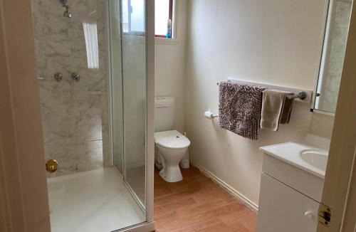 Mansfield Hotel | Mansfield Lakeside Caravan Park