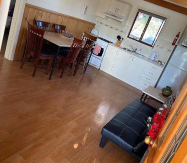 Mansfield Hotel | Mansfield Lakeside Caravan Park