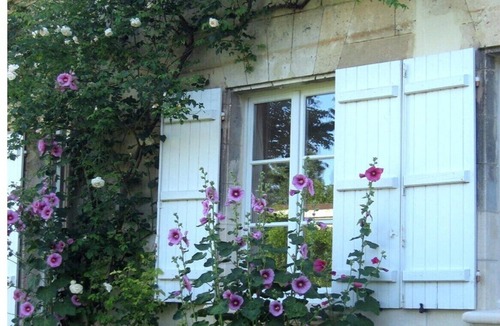 Machemont Villa | Mansion in Machemont with Private Garden, BBQ & Fireplace