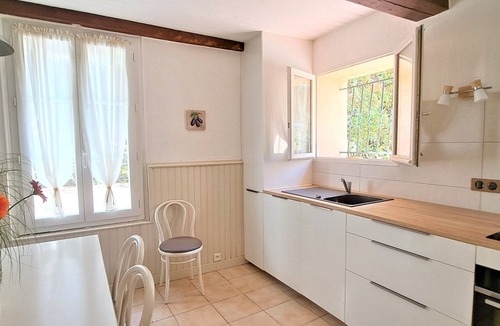 Narbonne House | Mansion In the shade of the big trees of the park, great comfort