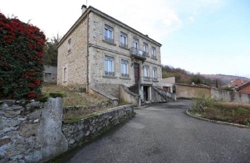 Saint-Pierre-de-Boeuf House | Mansion with large capacity