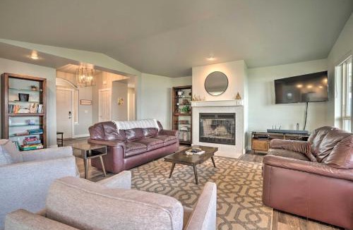 Wapato Point House | Manson Villa w/Hot Tub ~ 1 Mi to Wineries!