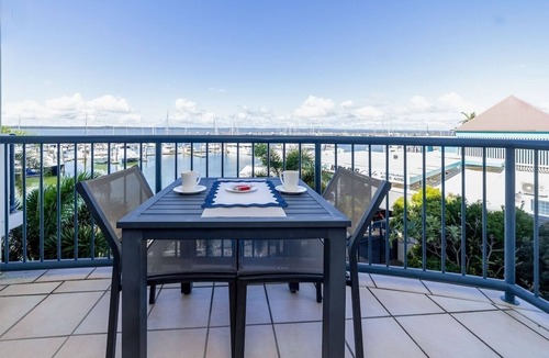 Urangan Apartment | Mantra Marina Hotel Room