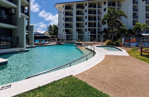 Urangan Apartment | Mantra Marina Hotel Room