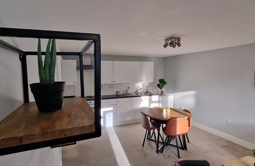 Royston Cottage | Maple by Paymán Club