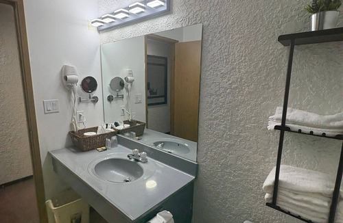 Maple Creek Hotel | Maple Creek Motor Inn