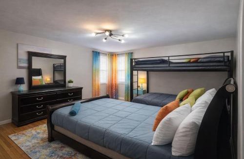 Kenmore Apartment | Maple Crest Residence (Minutes to the Fall)