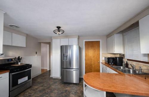 Kenmore Apartment | Maple Crest Residence (Minutes to the Fall)