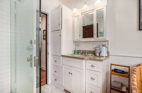 Upper Telegraph Apartment | Maple Family Suite