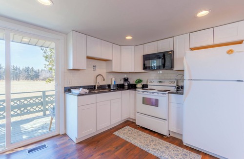 Douglas House | Maple Getaway -Upstairs Apt. Walk to Downtown, Beaches & Breweries