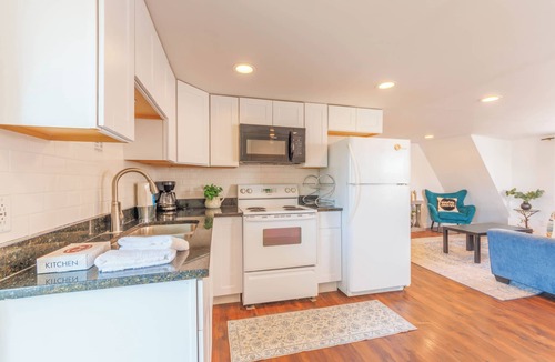 Douglas House | Maple Getaway -Upstairs Apt. Walk to Downtown, Beaches & Breweries