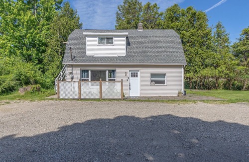 Douglas House | Maple Getaway -Upstairs Apt. Walk to Downtown, Beaches & Breweries