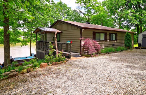Fayetteville House | Maple Hollow @ Water's Edge: Lakefront~Hot tub~Fire Pit~Kayaks~Pet Friendly