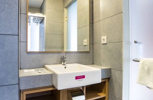 Tanjung Duren Utara Hotel | Maple Hotel Jakarta