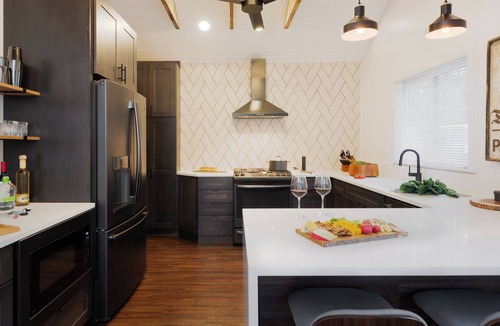 Woodstock House | Maple House: Private/Romantic Walk-to-Town Oasis