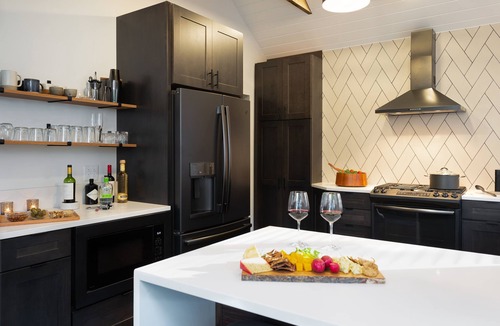 Woodstock House | Maple House: Private/Romantic Walk-to-Town Oasis