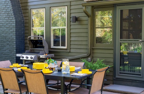 Woodstock House | Maple House: Private/Romantic Walk-to-Town Oasis