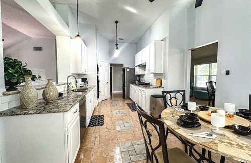 Atascocita House | Maple House Romantic Getaway W/Hot Tub, Near IAH