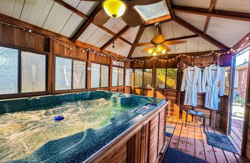 Atascocita House | Maple House Romantic Getaway WHot Tub Near IAH