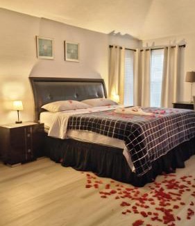 Atascocita House | Maple House Romantic Getaway WHot Tub Near IAH
