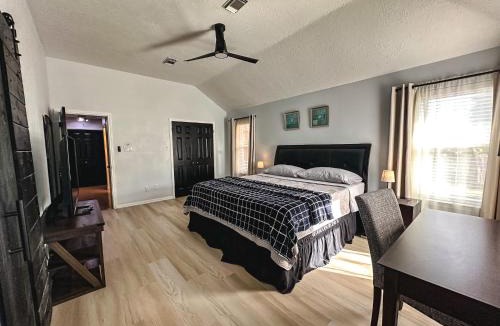 Atascocita House | Maple House Romantic Getaway WHot Tub Near IAH