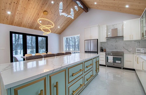 Seguin Cottage | Maple Lake House - Six Bedroom Cottage, Sleeps 16