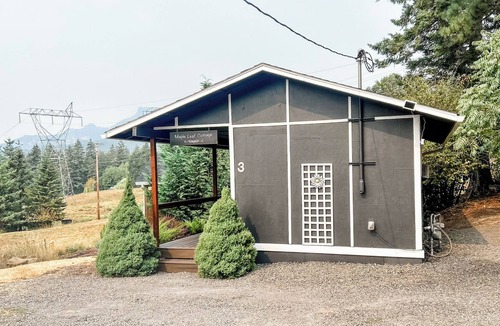 Stevenson Cabin | Maple Leaf Cottage with Scenic Views at Maple Way Cabins
