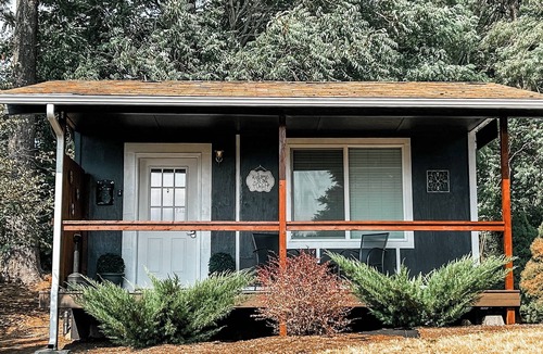 Stevenson Cabin | Maple Leaf Cottage with Scenic Views at Maple Way Cabins